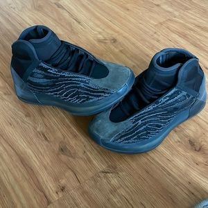 Yeezy quantum onyx